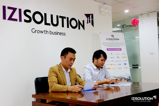 IZISolution đón tiếp các bạn học viên đến tham quan doanh nghiệp 02