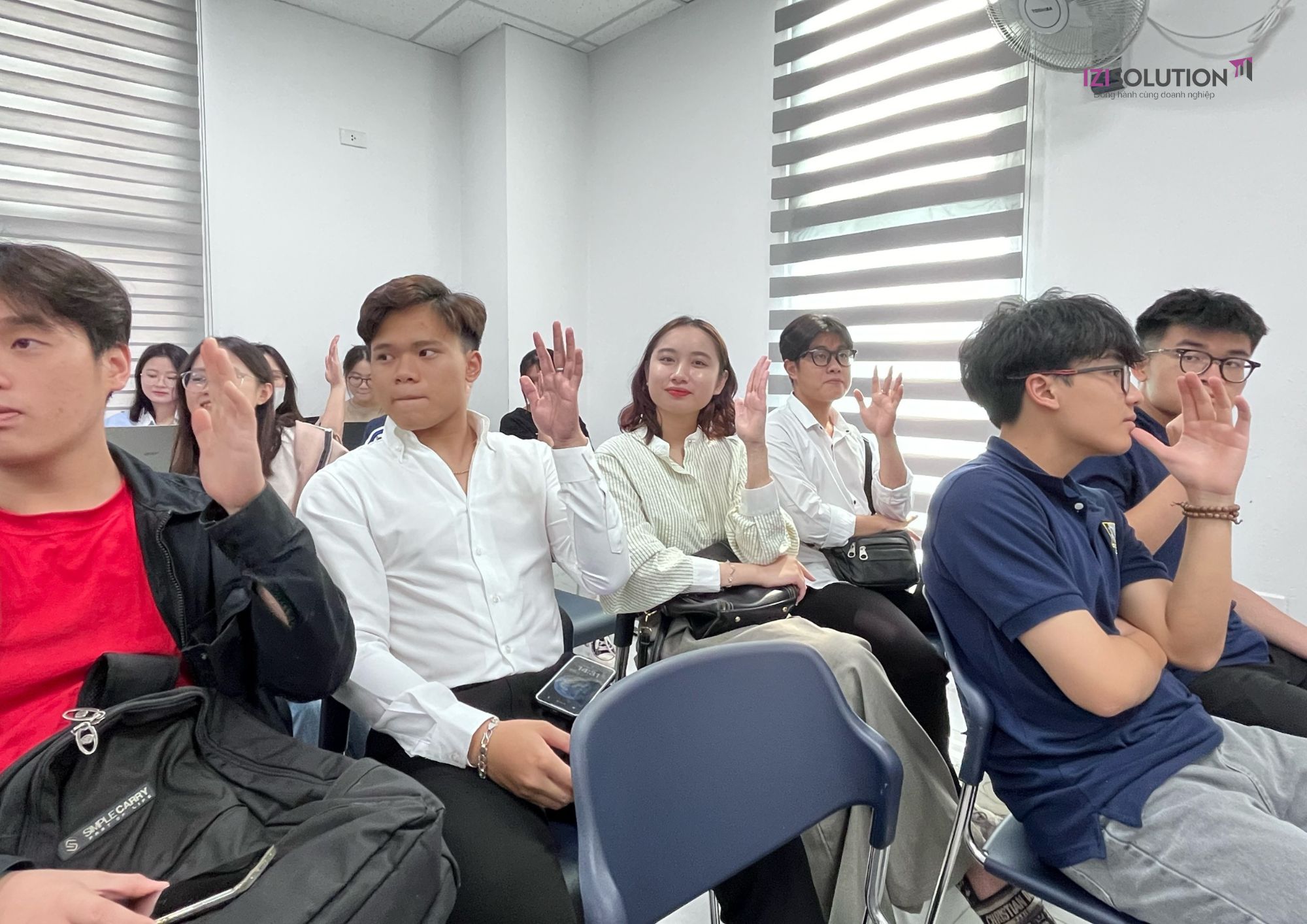 Các sinh viên VNUIS tích cực trao đổi cùng diễn giả