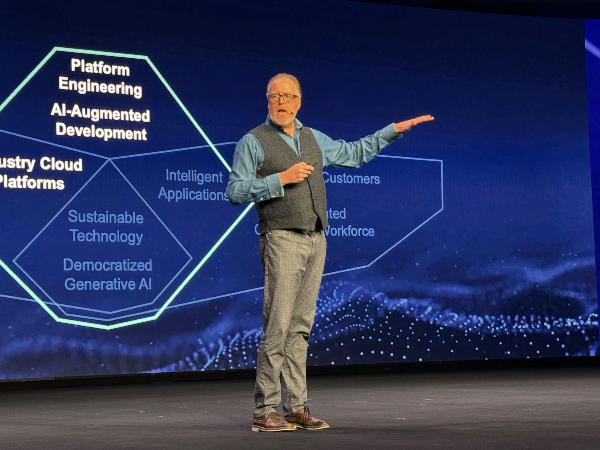 Nhà phân tích Chris Howard của Gartner trên sân khấu tại Hội nghị chuyên đề/Xpo CNTT