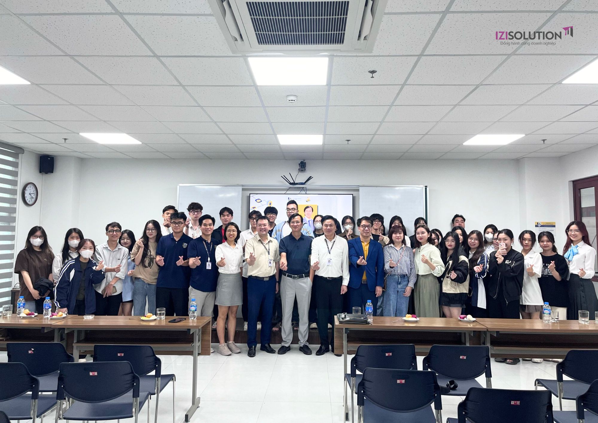 Đại diện IZISolution chụp ảnh cùng thầy cô và sinh viên VNUIS