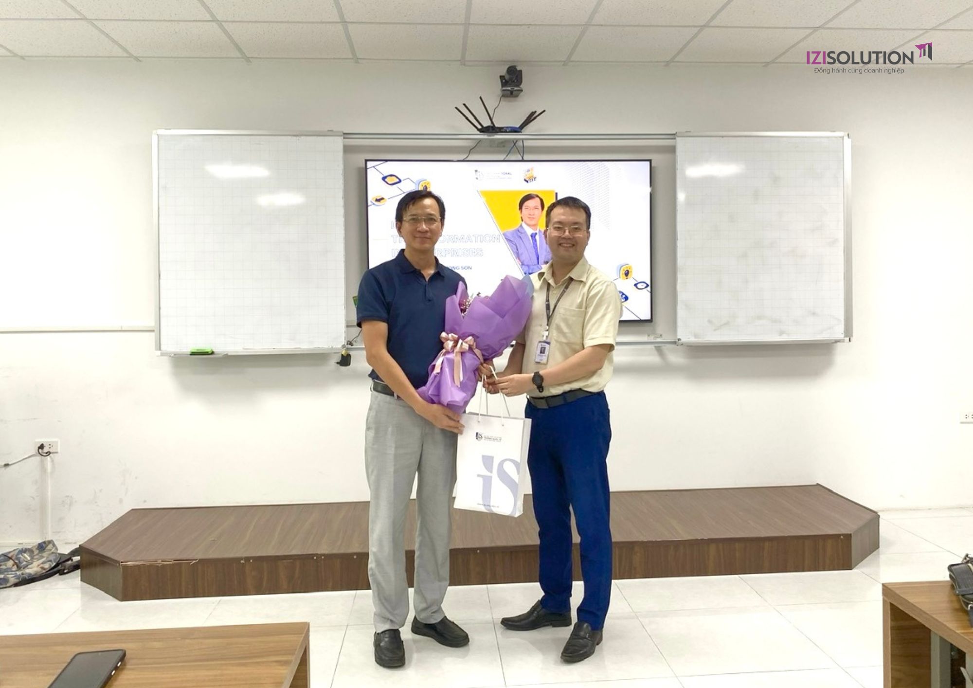 Đại diện trường ĐH Quốc tế - ĐHQG và CEO IZISolution